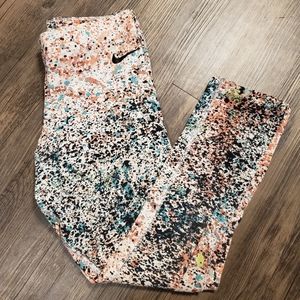 NIKE Cropped Leggings